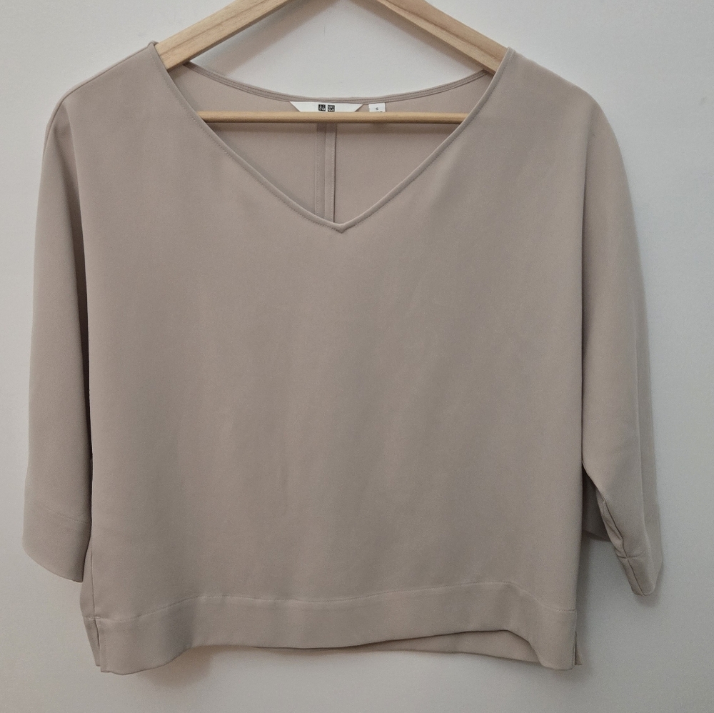 🥊NEW Uniqlo Taupe V-Neck Women's Blouse